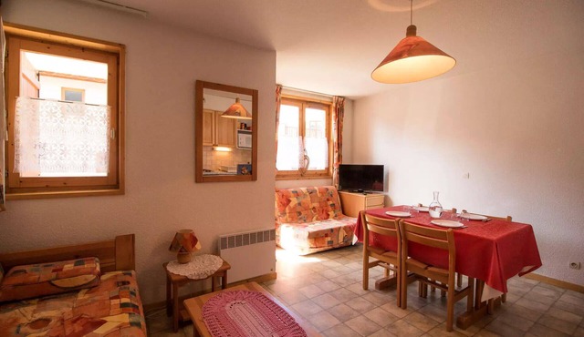 COM213M: Apartment in a quiet neighborhood near the free shuttle buses and the swimming pool