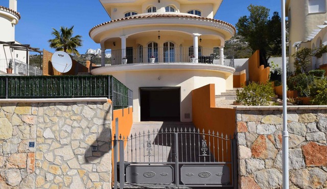Comfortable 3 bedroomed Detached Villa with Private Pool and Sea Views