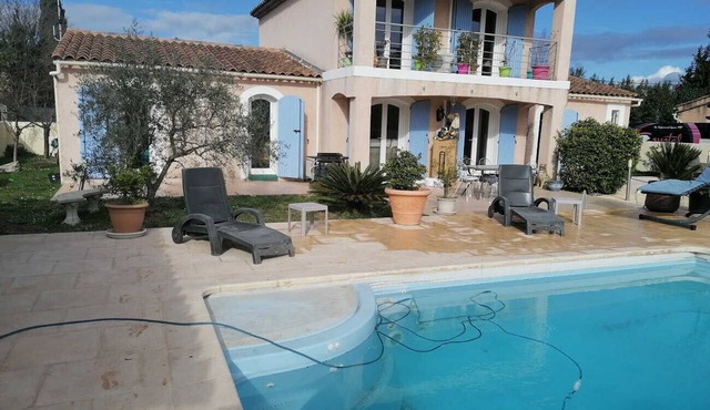 Comfortable air-conditioned villa near Salon-de-Provence, dog allowed