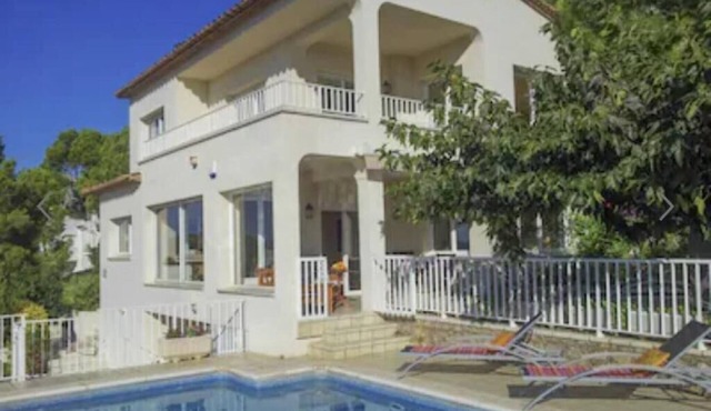 Comfortable villa in Punta Montgó with spectacular views, pool and garden