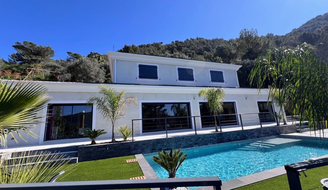CONTEMPORARY VILLA BETWEEN NICE AND VILLEFRANCHE SUR MER