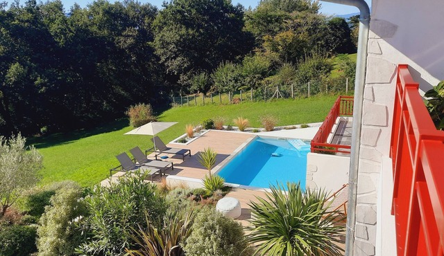 Contemporary villa, private pool, mountain view, 15 min from Bayonne 2 people