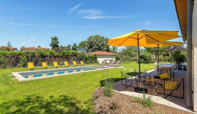 Contemporary villa with pool near Lyon