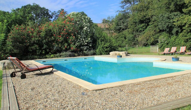 Country House “Gîte Noisettes” with Shared Pool, Private Terrace, and Wi-Fi