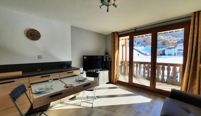 Cozy 2-Room Apartment for 4, Ski-in/Ski-out, South-East Balcony at Les Grangeraies, St Martin