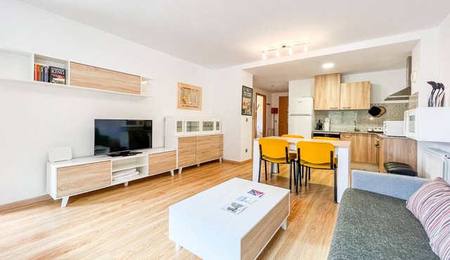 Cozy 3-Bedroom Apartment in Arinsal with Parking