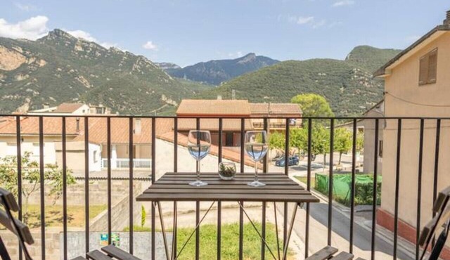 Cozy and quiet apartment with mountain views