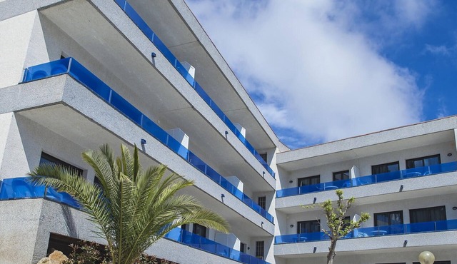 Cozy Apt 150m from the Beach, Pool, A/C, and Free WiFi