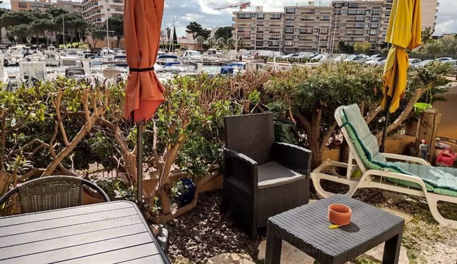 Cozy one-bedroom apartment on the ground floor with a large terrace, marina view, Wi-Fi, and parking
