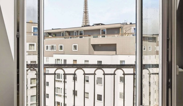 Cozy & Practical Studio near Eiffel Tower Paris 15 in Paris