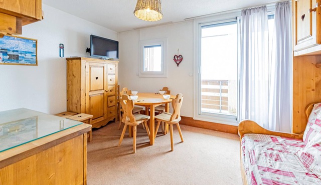 Cozy studio for 4, slopeside, central location