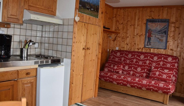Cozy studio near shops, south balcony