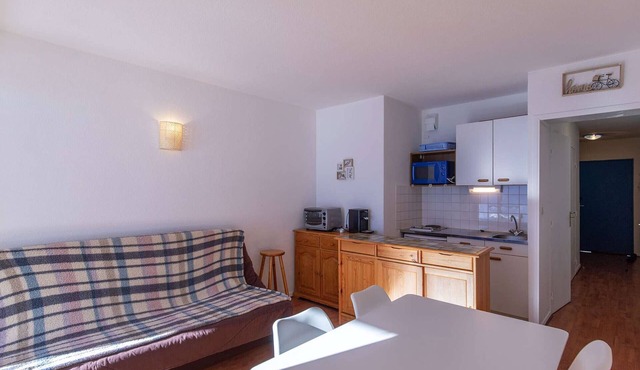 Cozy Studio Cabin for 4 - Ski-In/Ski-Out, Parking, South-Facing Balcony