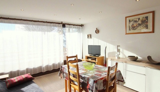 Cozy Studio for 4 at L'Alpe d'Huez - Ski-In/Ski-Out, South-Facing Balcony, Near Shops and Ski School