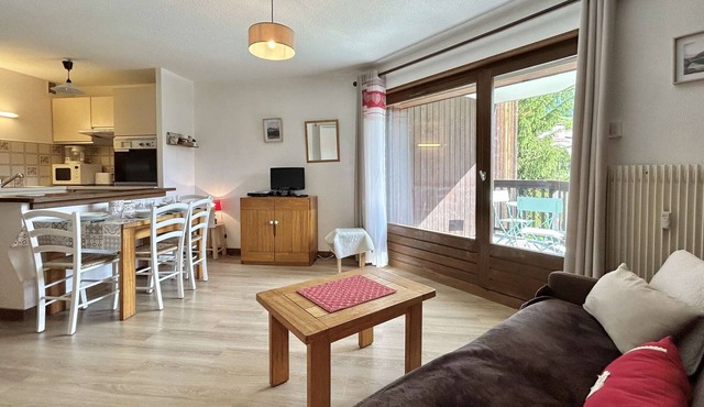 Cozy Studio with Balcony, Near Ski Lift, Pool & Tennis, Megève - Sleeps 4