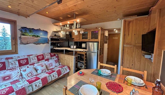 Cozy Studio with Terrace, Pool Access & Parking – Steps to Shops & Skiing, Méribel