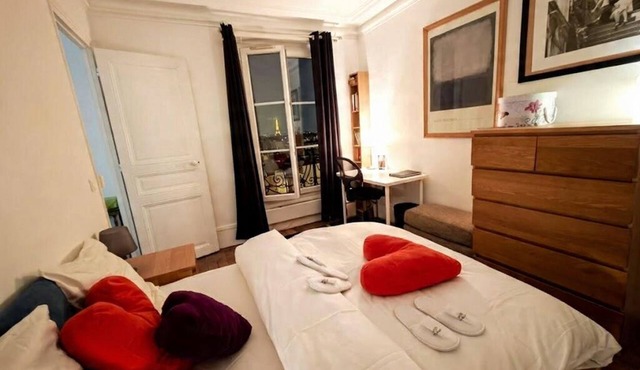 Crazy Skyshow Flat in Montmartre