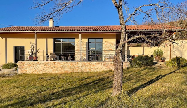 Detached house in village of character Ardèche. Garden, terrace, quiet location.