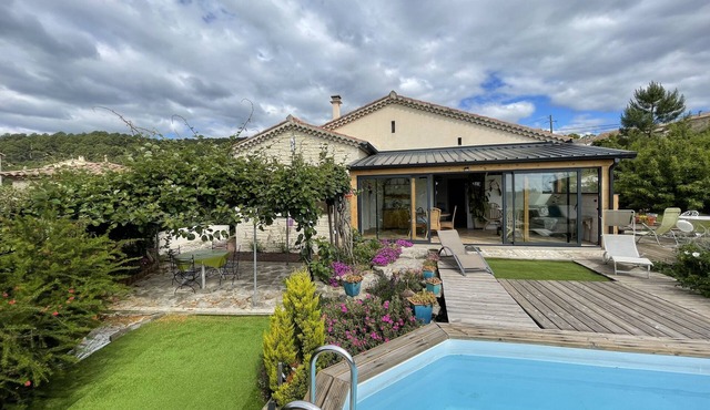 Detached house with 1200m² walled garden