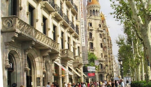 Elegant 6-Bedroom Apartment on Passeig de Gràcia with Iconic Views