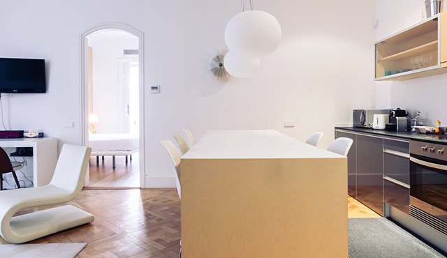Eliseos Luxury Apartment