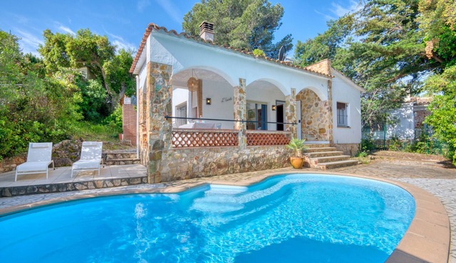 ESCALE: Beautiful holiday rental house with private pool in Masos de Pals