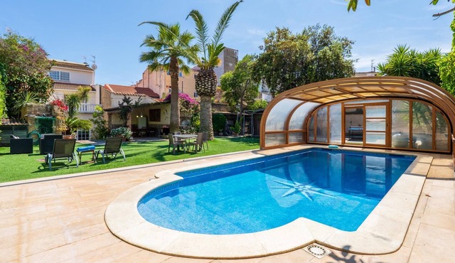 Excellent location, private pool and parking