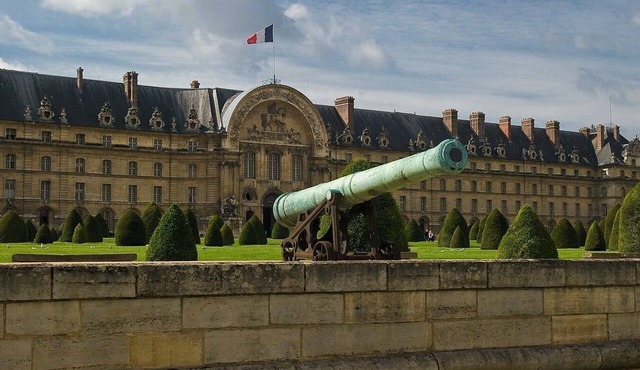 EXPERIENCE PARISIAN ELEGANCE, LOCATED IN BETWEEN INVALIDES & SAINT-GERMAIN
