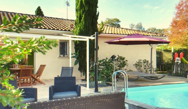 Family house swimming pool garden 1000m² trampoline ping-pong basketball cleaning