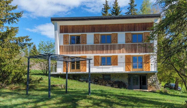 Family home with large garden, mountain views 2km from Valberg