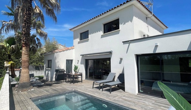 Family villa with pool and palm trees, between sea and garrigue