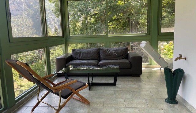 Flowery villa: family home, veranda and garden