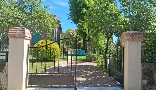 For 2 people, weekly rental with air conditioning and an inflatable hot tub