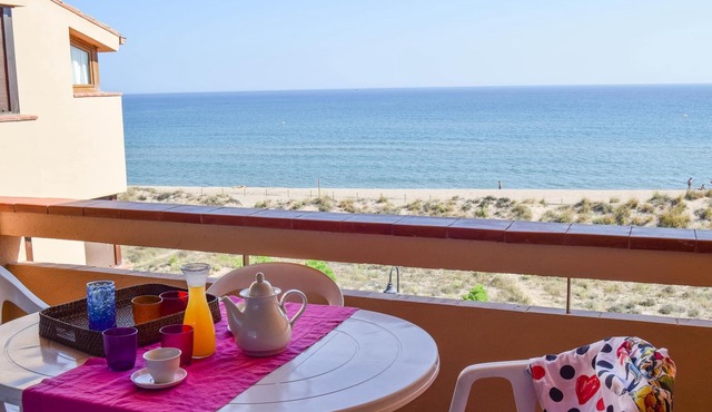 Frontline apartment with garden and pool. Parking . Capacity 4 Persons. WIFI