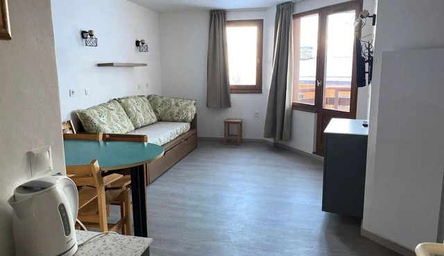 FULLY RENOVATED, LOCATED IN THE HEART OF THE RESORT, IDEAL FOR SKIERS!