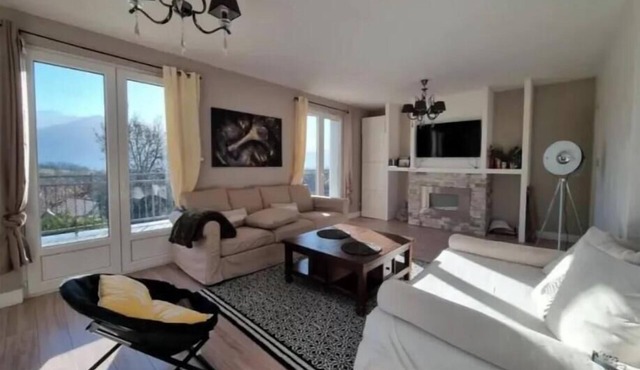 Furnished apartment, 76 m², 30 m² terrace, view of Belledonne