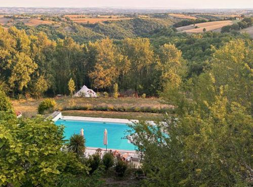 Gîte 'à la campagne' met gedeeld zwembad.