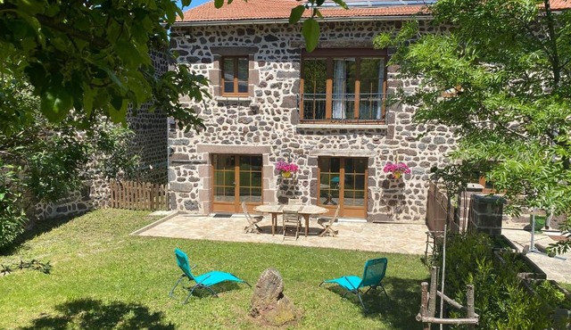 Gîte à la ferme à Saint-Christophe-sur-Dolaison avec terrasse et chambres privatives - FR-1-582-284
