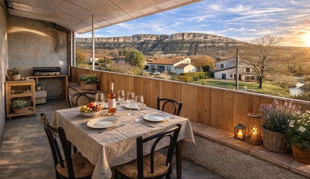 Gîte du Pré de la Fontaine 80M2 + terrace 11m2. View of the cliffs. South Ardèche