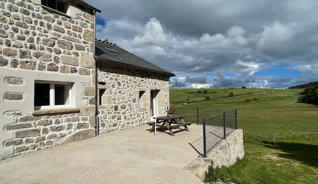 Gîte du Près du Pont in Margeride – Tranquil Stay with Panoramic Views