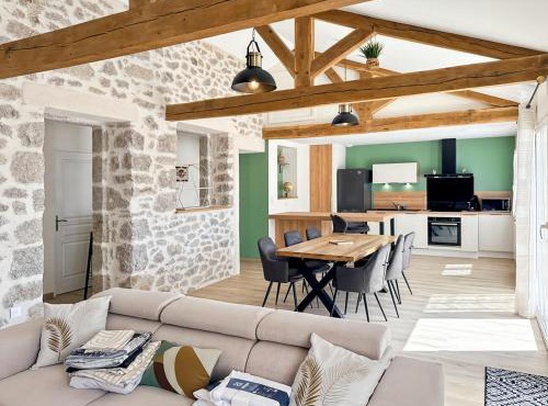Gîte lumineux rénové avec piscine - Cantal