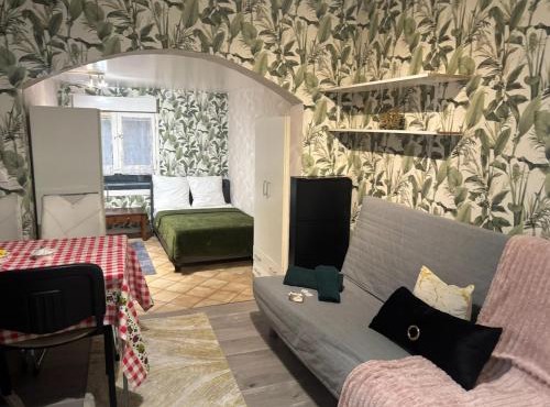 Garden studio with 3 beds and a sofa bed near Paris