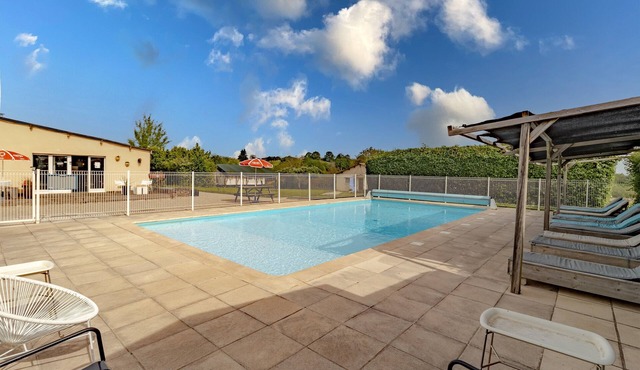 "Gîte Bellevue" with Shared Pool, Private Terrace, and Wi-Fi