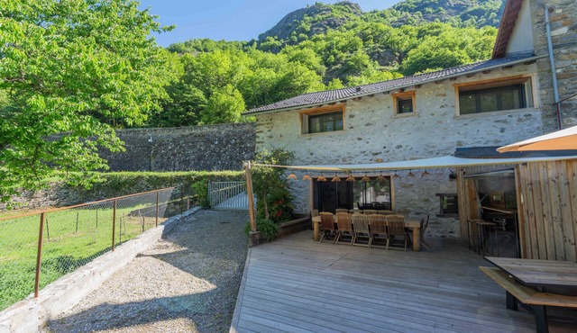Gite - La grange Tima: Spacious House with Mountain Views for Groups