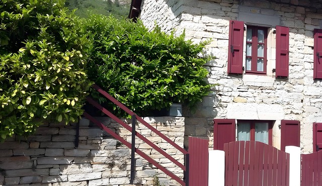 Gîte “Le Vignou” in Ste-Enimie: Mountain View, Private Terrace, and Wi-Fi
