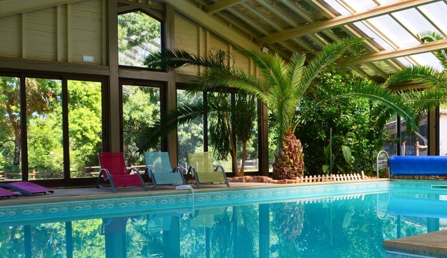 Gîte with indoor swimming pool and Jacuzzi