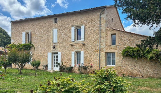 Gorgeous 5-bedroom country house in charming Pujols awaits you