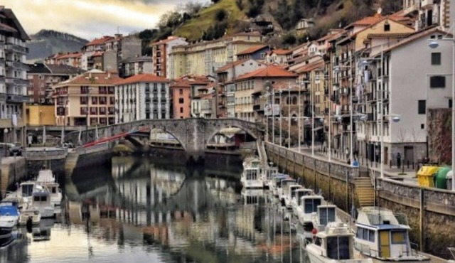 Great accommodation on the coast of the Basque Country, with capacity for 8 to 10 people.
