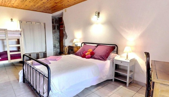 Guest Room “L’Adrienne” with Shared Garden and Wi-Fi