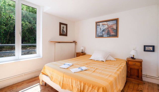 Guest Room "Le Camélia" with Shared Pool and Wi-Fi